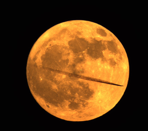 Lune Fraise avec avion.jpg