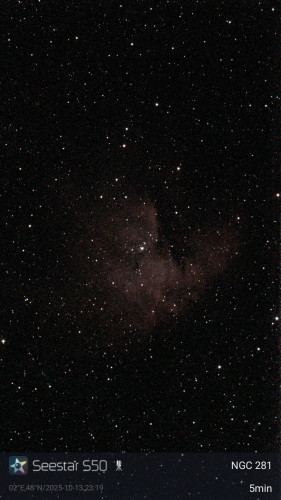 2025-10-13 NGC281_25poses.jpg (1.63 Mio) Consulté 3044 fois empilement réalisé en zone faiblement éclairée