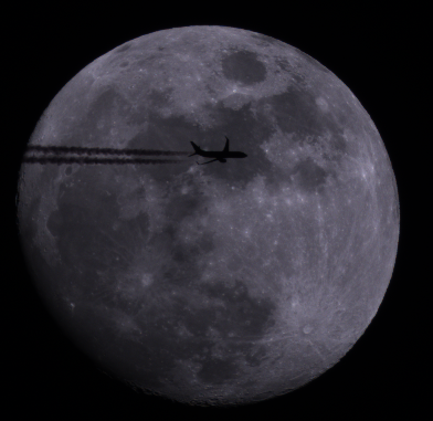 Avion devant la Lune.png